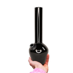 chillglasspipeinhand.jpg